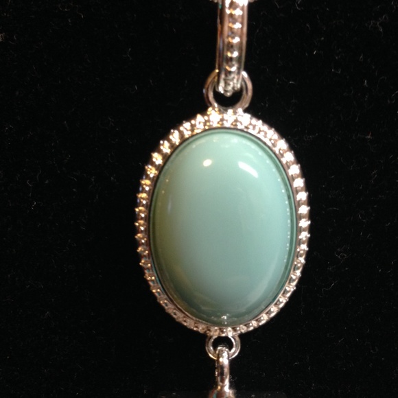 Jennifer Lopez's Silver Tone Necklace with Pendant - Picture 3 of 8